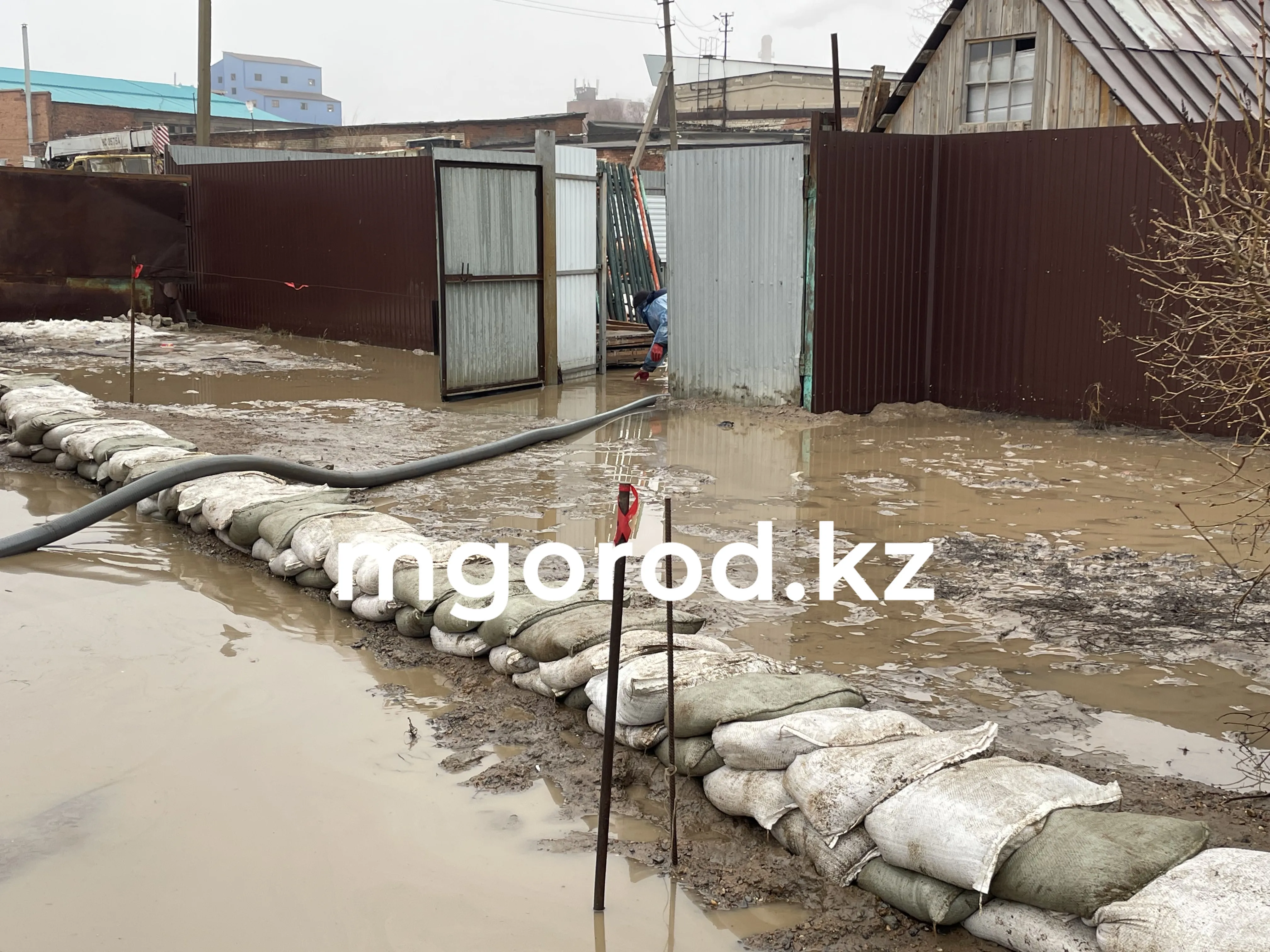 В Уральске открыли новые пункты приема заявлений от пострадавших от паводка