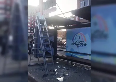 В Актобе при установке рекламного щита пострадали три женщины