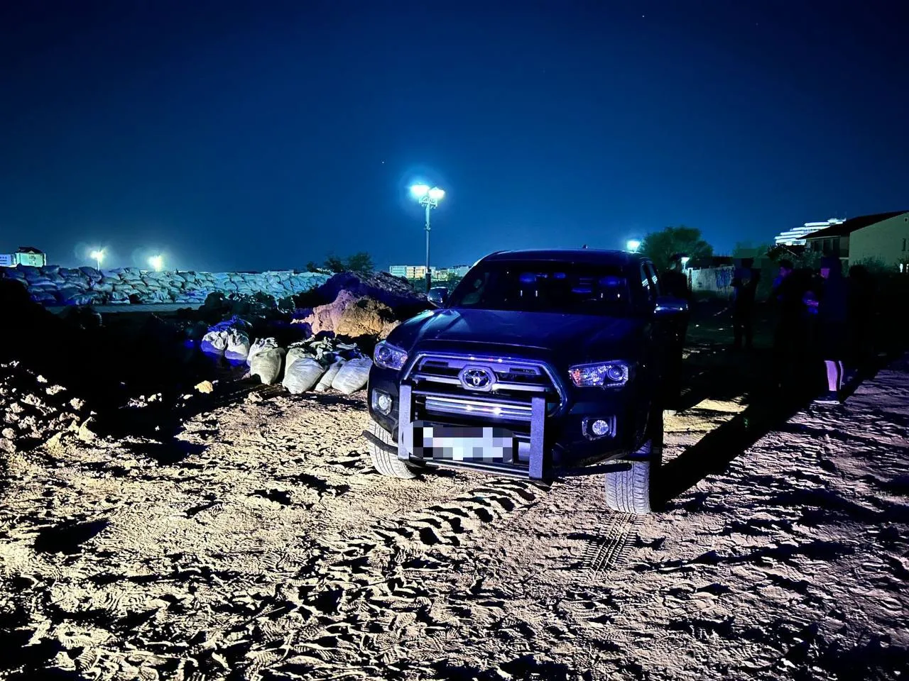 В Атырау задержали пять человек, воровавших мешки с песком с прибрежных дамб