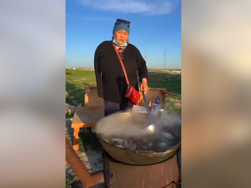 Женщина с ограниченными возможностями готовит еду для волонтеров в Атырау