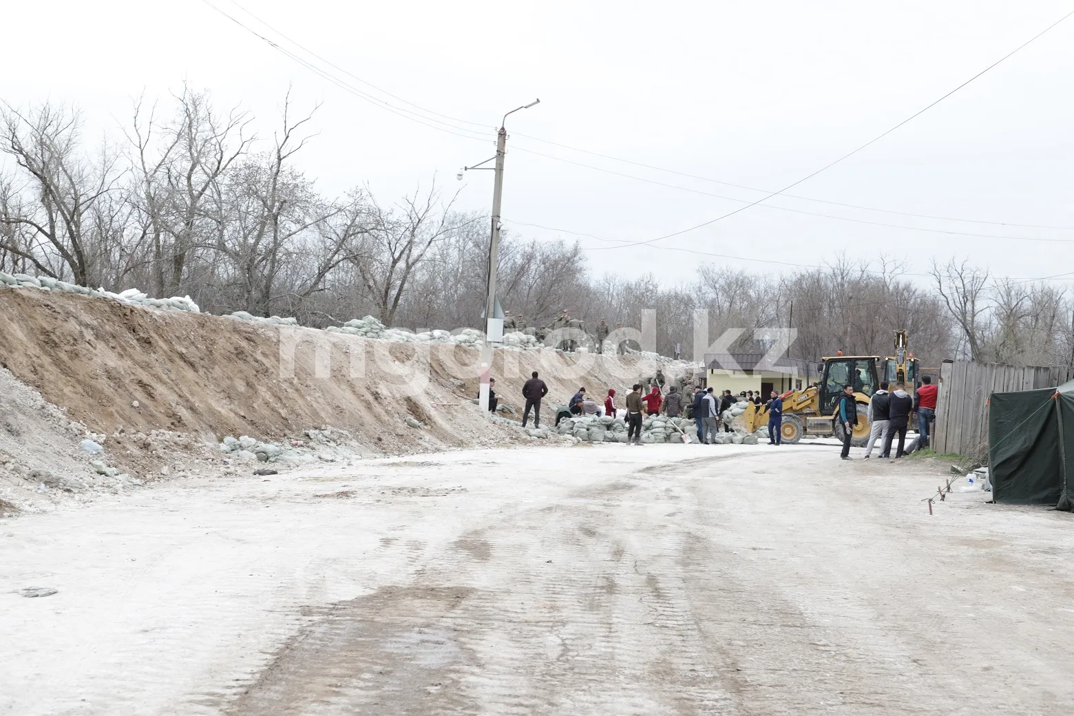 Как будут убирать укрепительные дамбы в Уральске