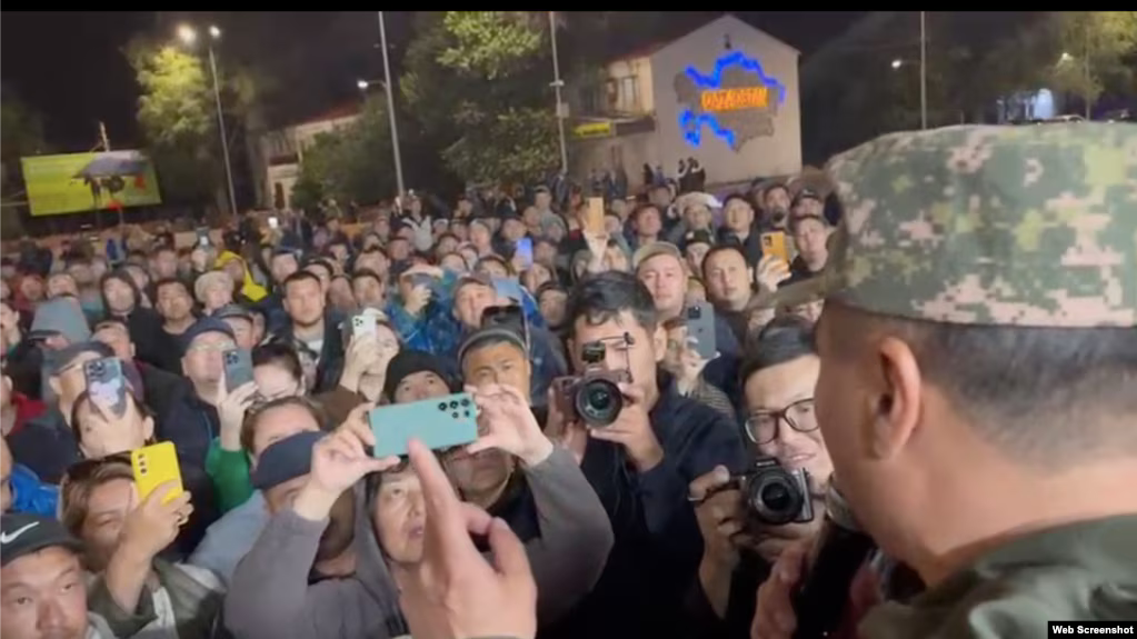 Пострадавшие от паводка кульсаринцы всю ночь стояли у акимата