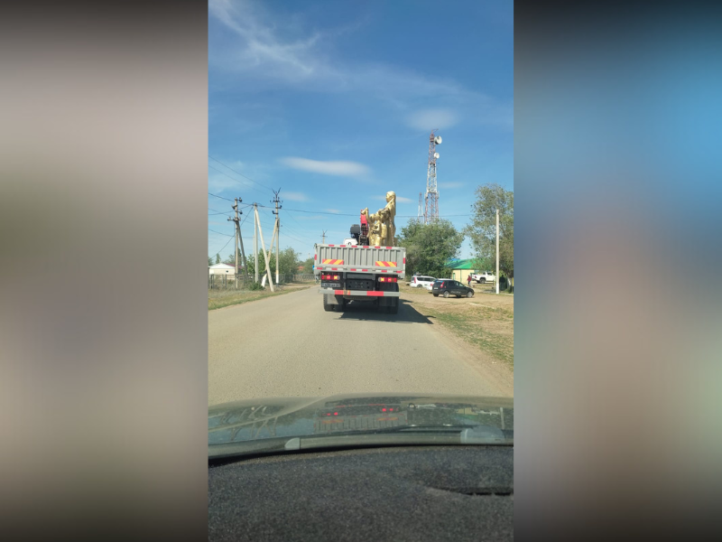 В селе ЗКО снесли памятник учителю, установленный выпускниками школы