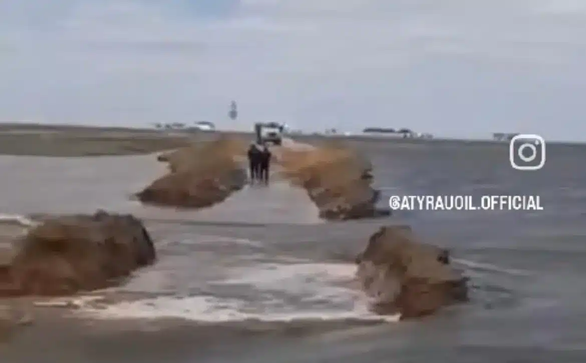 Размытый участок трассы Уральск-Атырау восстановлен