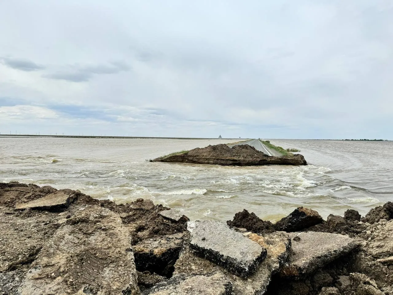 Из-за подтоплений ограничили движение на автодороге Атырау-Уральск