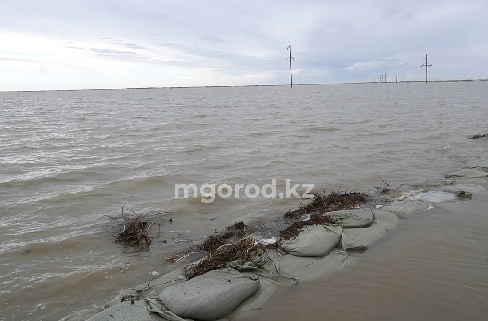 Движение грузовиков ограничили в Атырауской области из-за паводка