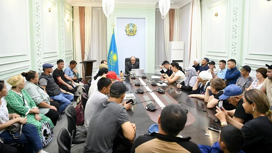 Аким ЗКО встретился с пострадавшими от паводка дачниками