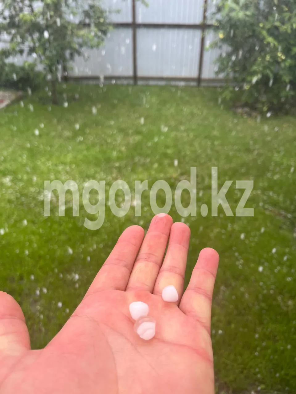 Град выпал в Уральске