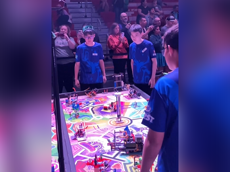 Школьники из Уральска вошли в топ-10 на чемпионате по робототехнике в США