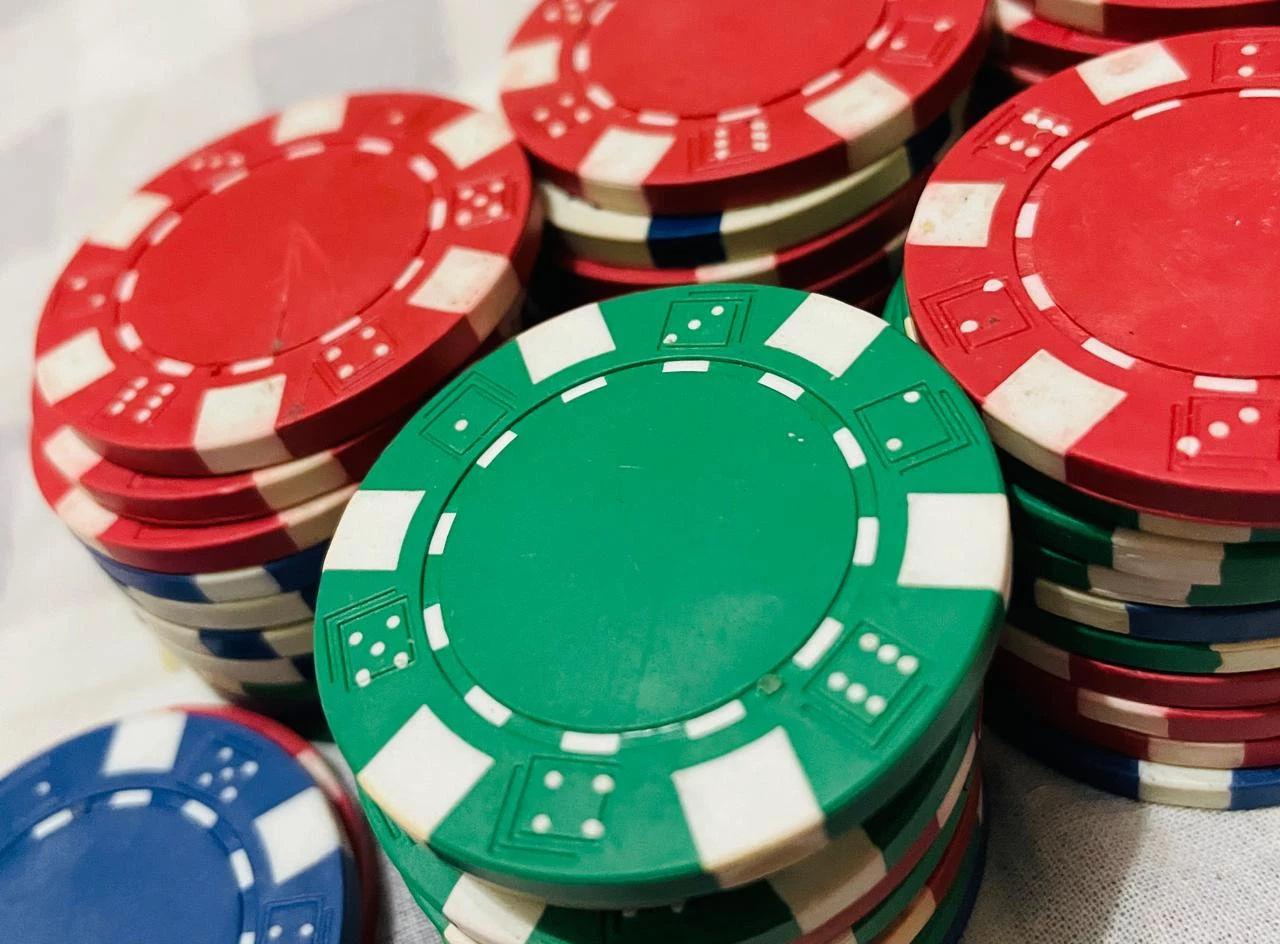 Алиментщики Атырау потратили на азартные игры более 800 млн тенге