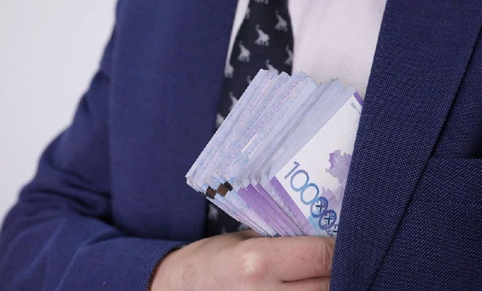 Поймали с поличным: за что задержали чиновников Минфина в Астане и Алматы