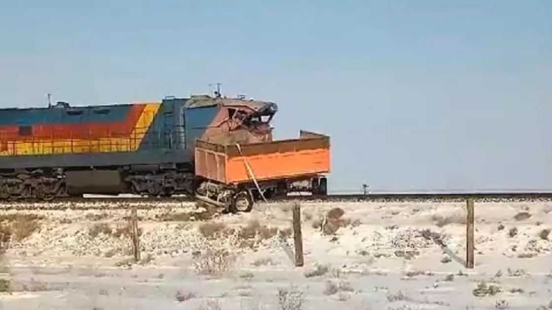 В Атырауской области грузовик столкнулся с поездом