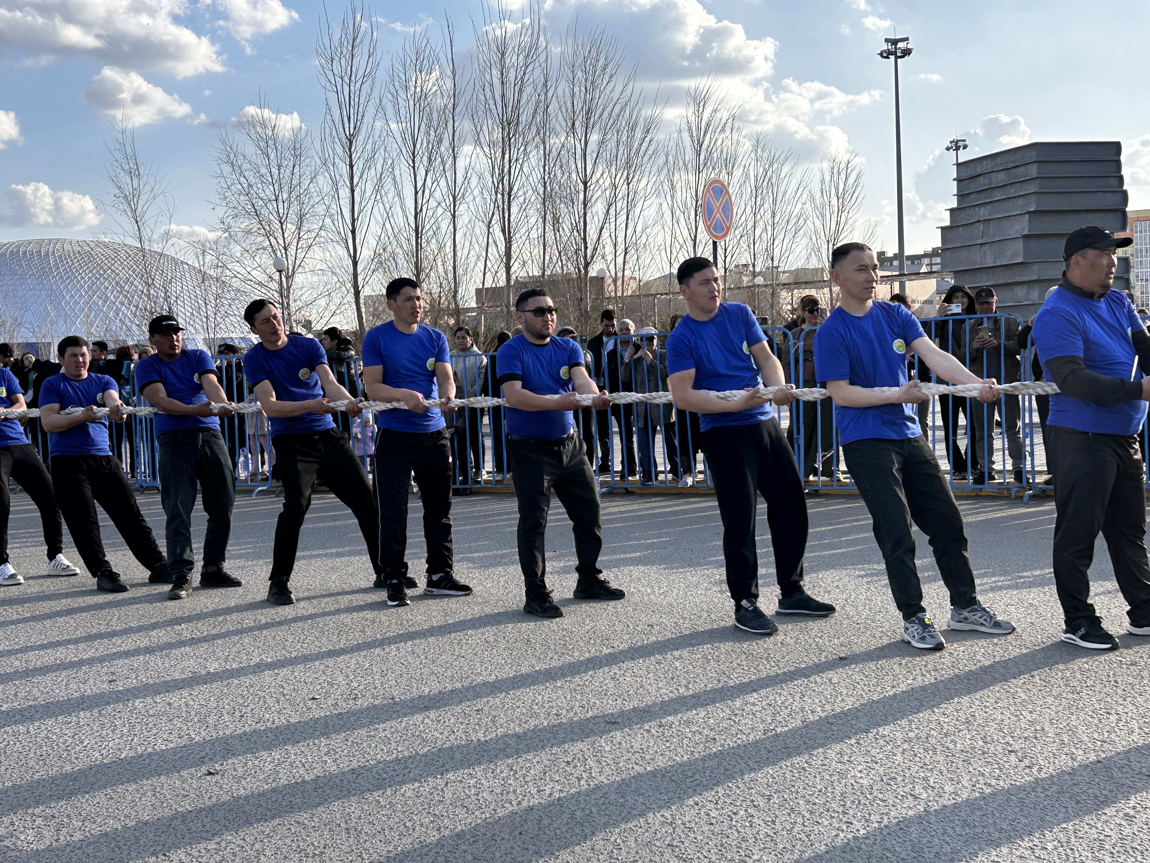 Рекорд по перетягиванию каната установили в Уральске