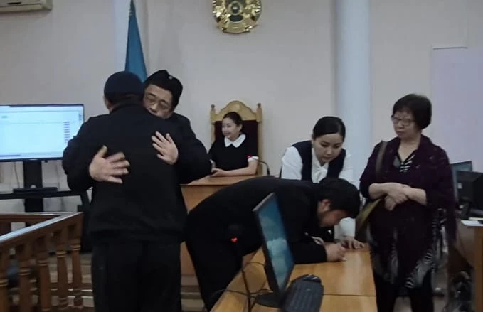 Смерть пенсионеров и ребенка на трассе в ЗКО: обвиняемого освободили в зале суда