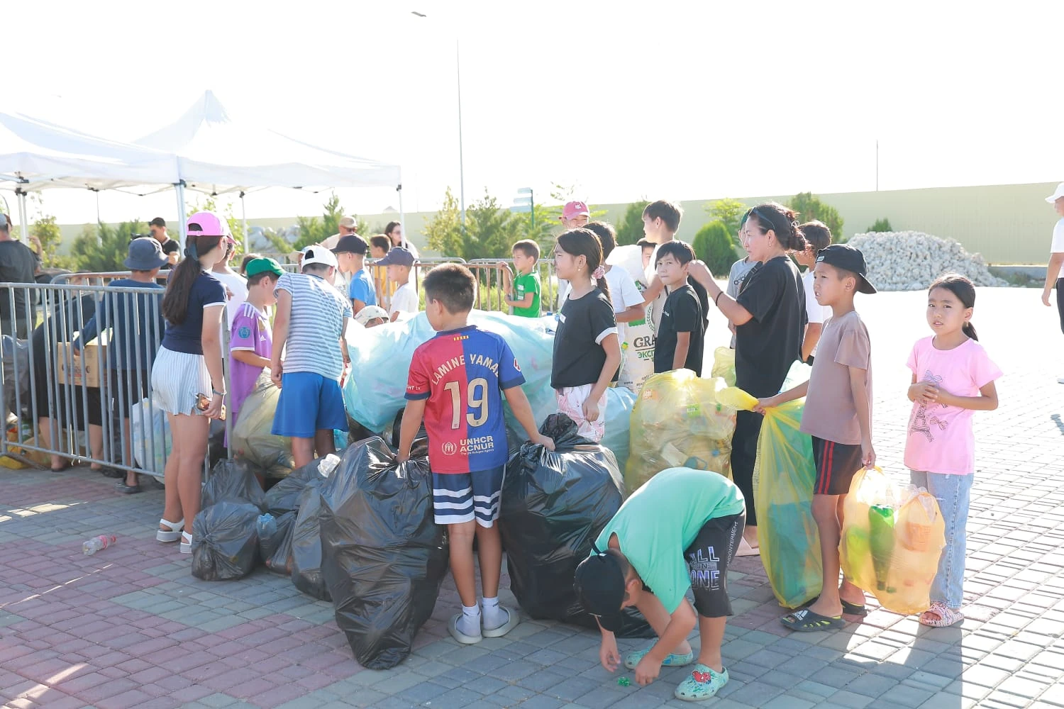 30 тысяч пустых бутылок собрали за один час в Атырау