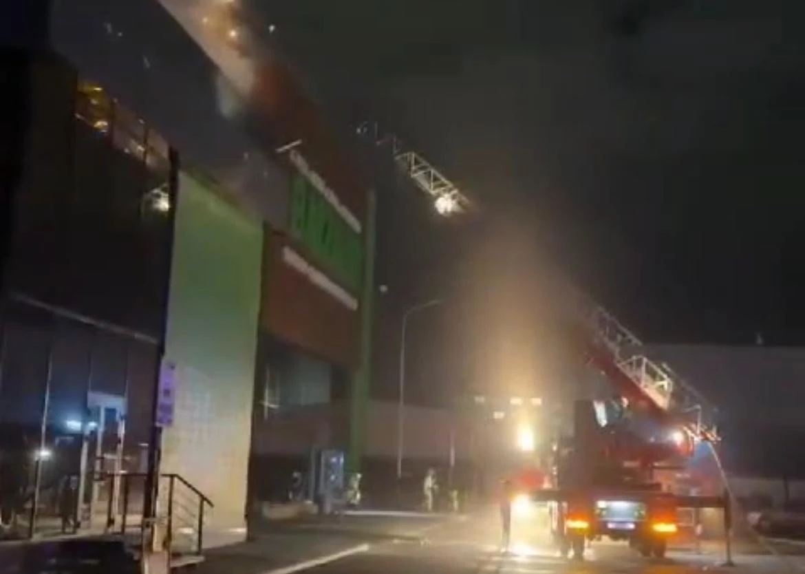 Стали известны подробности пожара в крупном ТРЦ Атырау