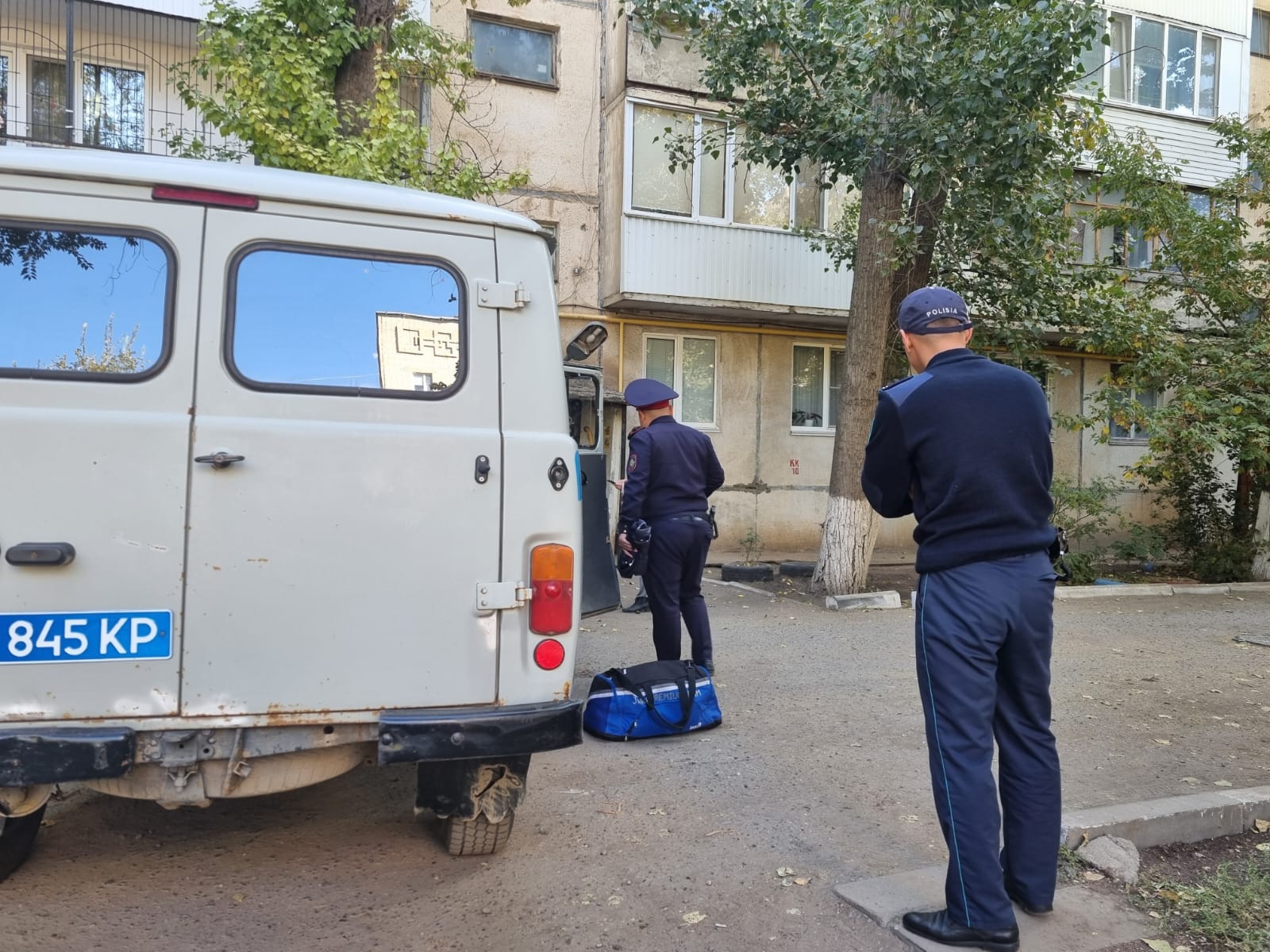 Сумка возле подъезда переполошила жителей многоэтажки в Уральске