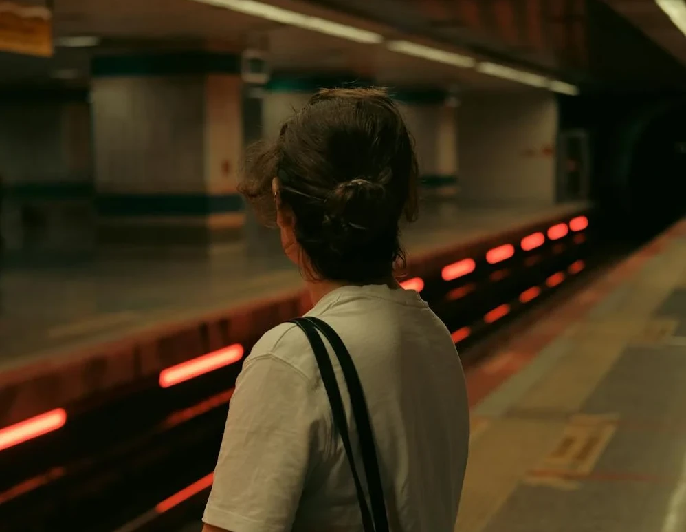 Женщина родила в поезде и выбросила ребенка из окна