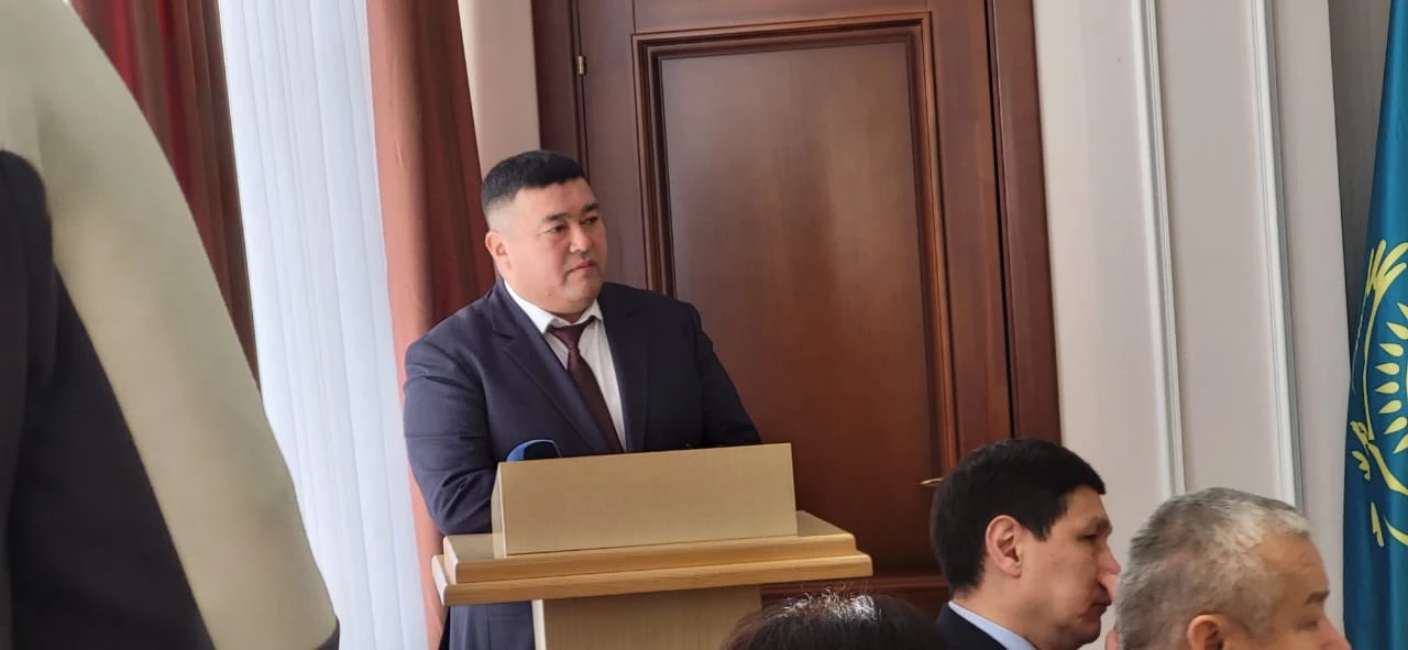 Чиновник из ЗКО получил выговор за маты в адрес сельчанина