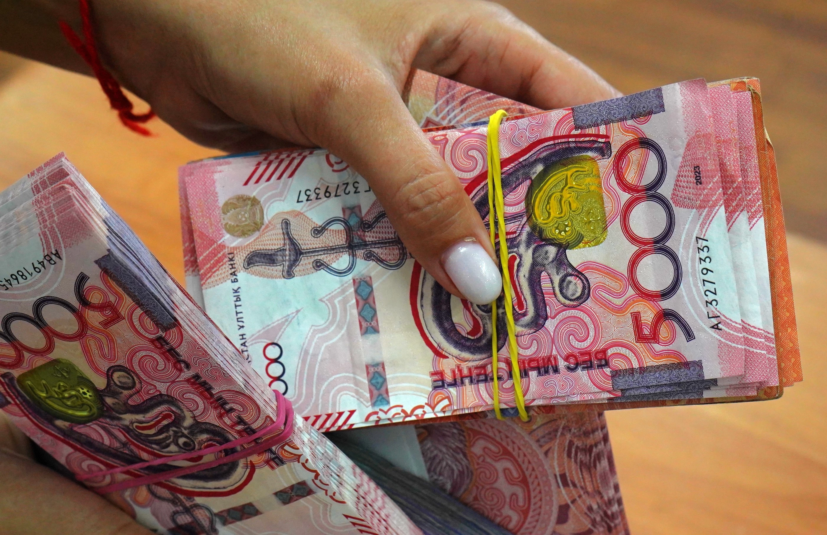 Взятки на паузе: В Казахстане зафиксирован спад коррупционных преступлений