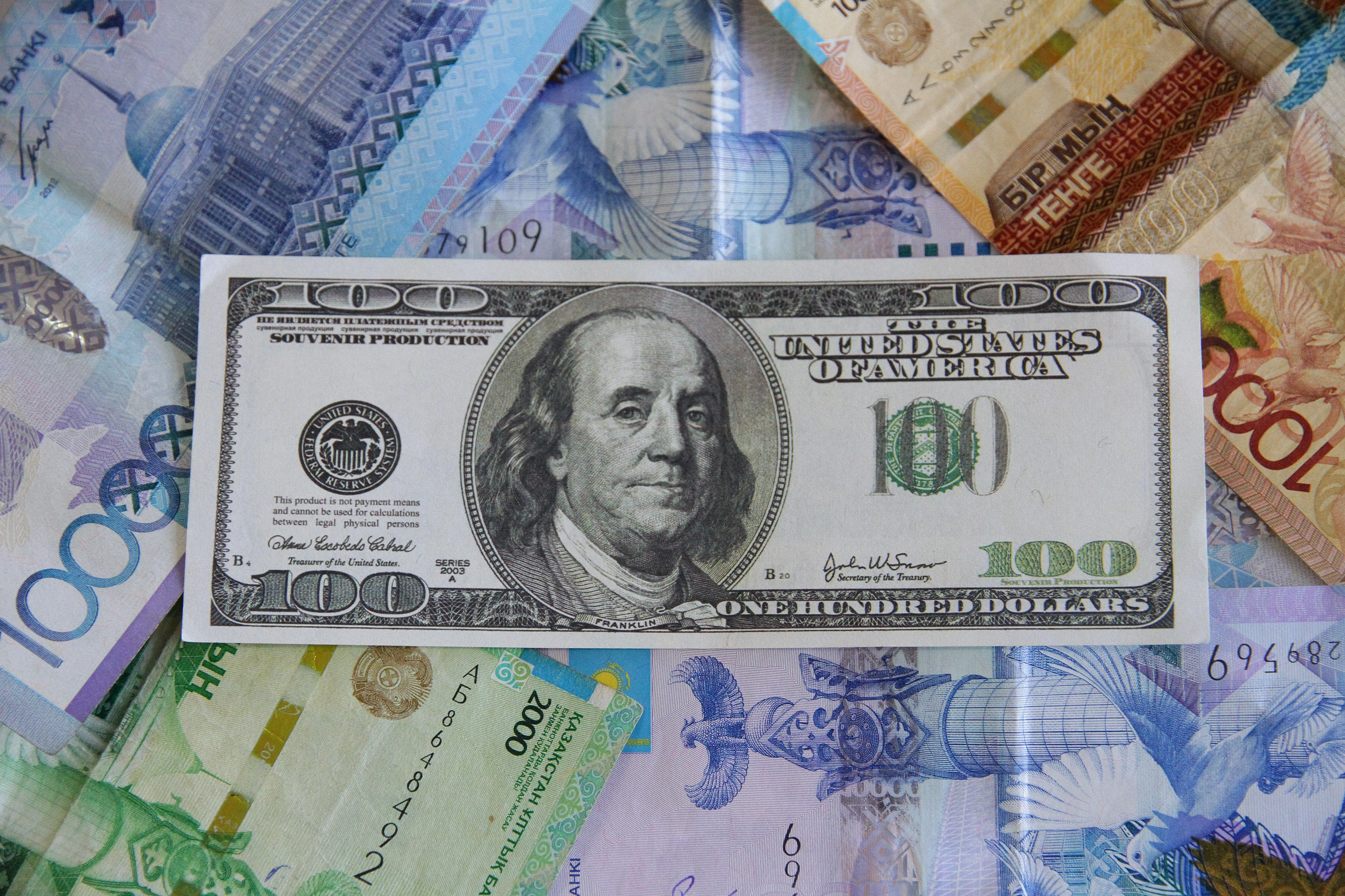 Доллар и евро снова растут в Казахстане