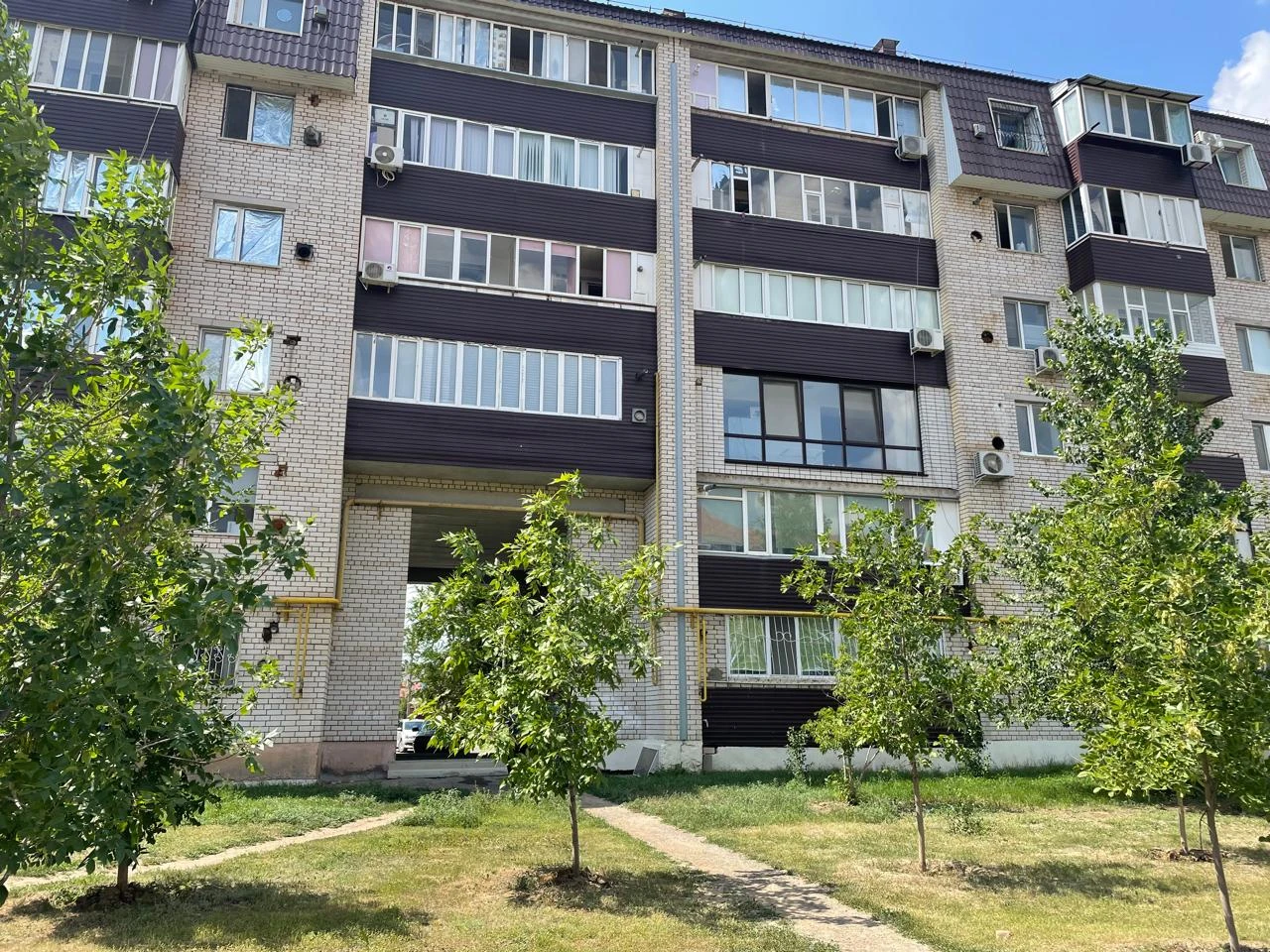 Пятилетний мальчик выпал из окна четвертого этажа в Уральске