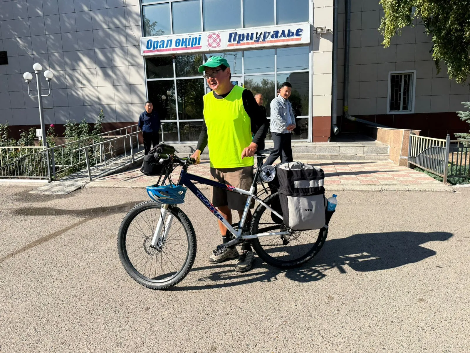 Экоактивист из Алматы доехал до Уральска на велосипеде