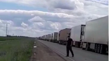 К посту «Сырым» выстроилась 10-километровая очередь из большегрузов