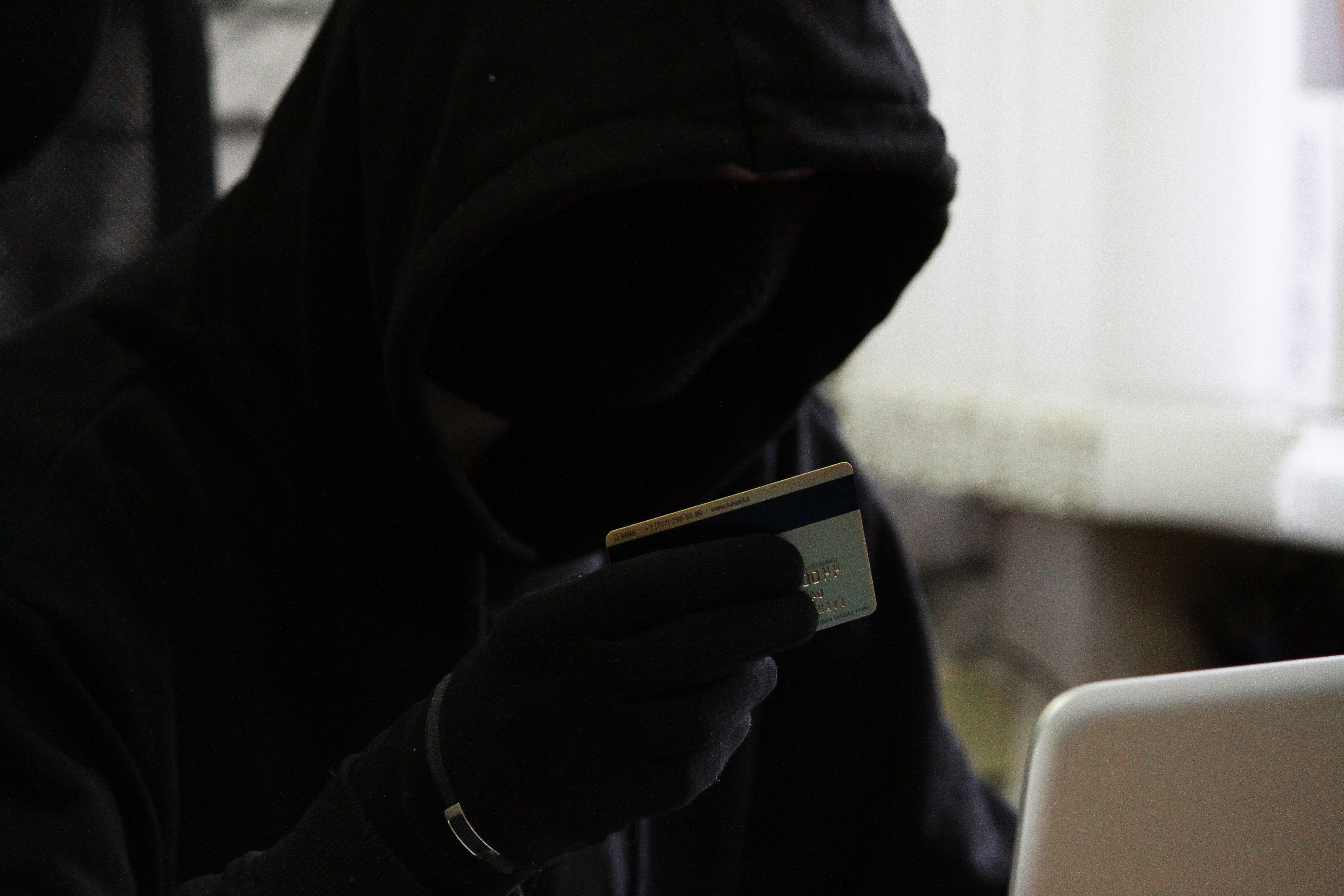 Полицейские просят жителей ЗКО «не сдавать в аренду» свои банковские карты