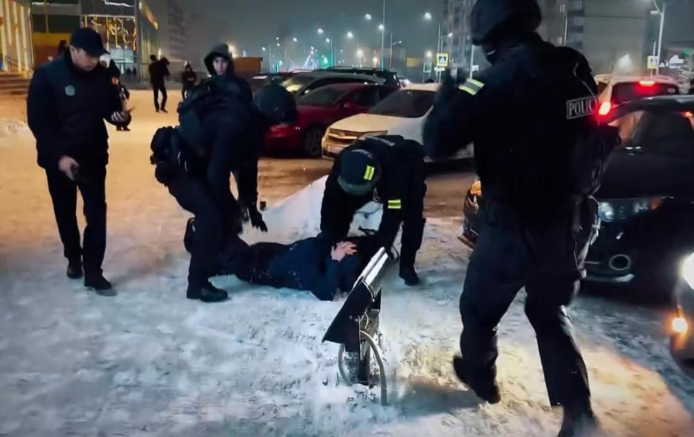 Нож, кастет и бита: членов криминальной группы задержали в Уральске