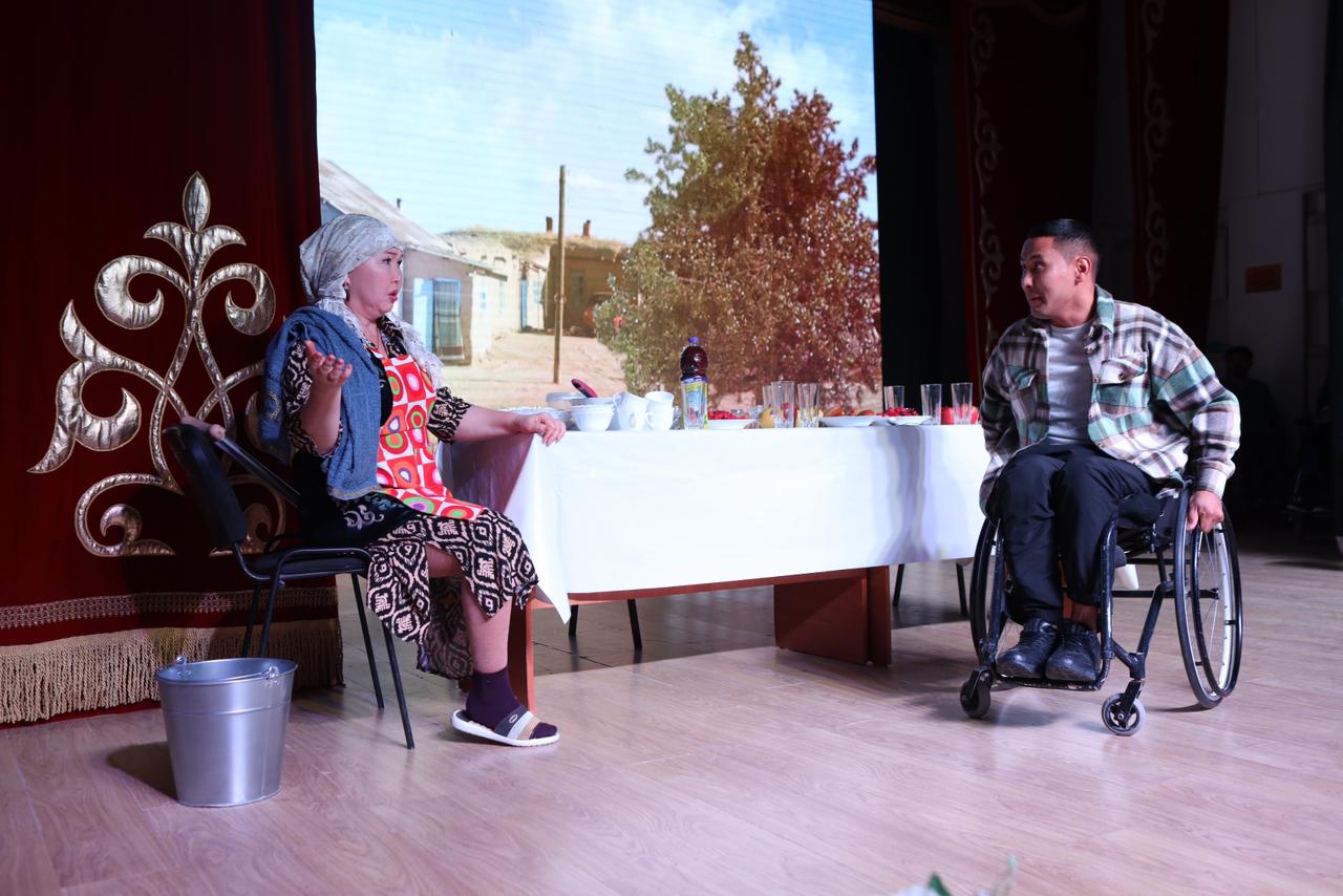 «Мы тоже люди»: актеры инклюзивного театра гастролируют по Атырауской области