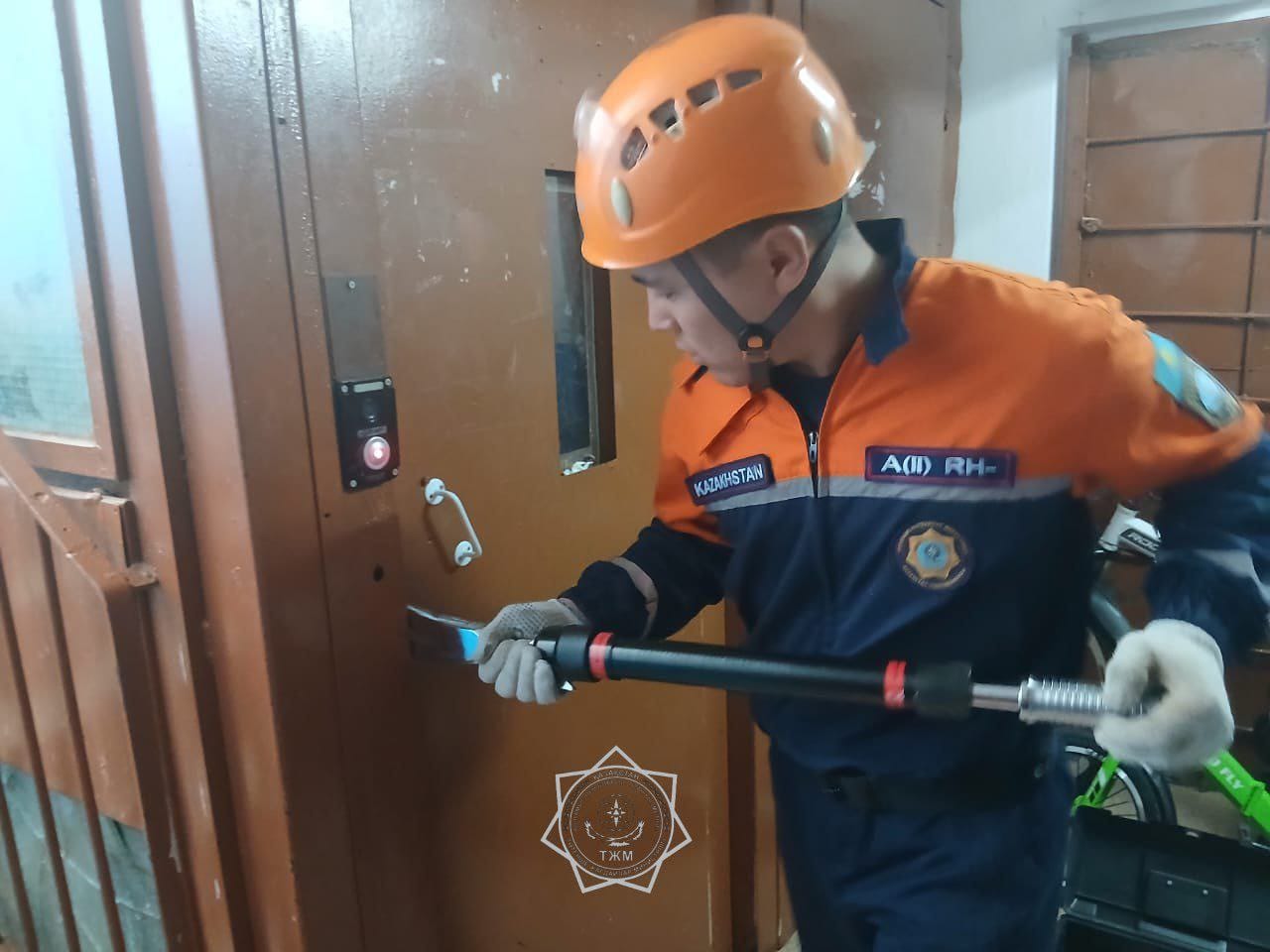 Двоих детей вызволили из лифта спасатели ЗКО