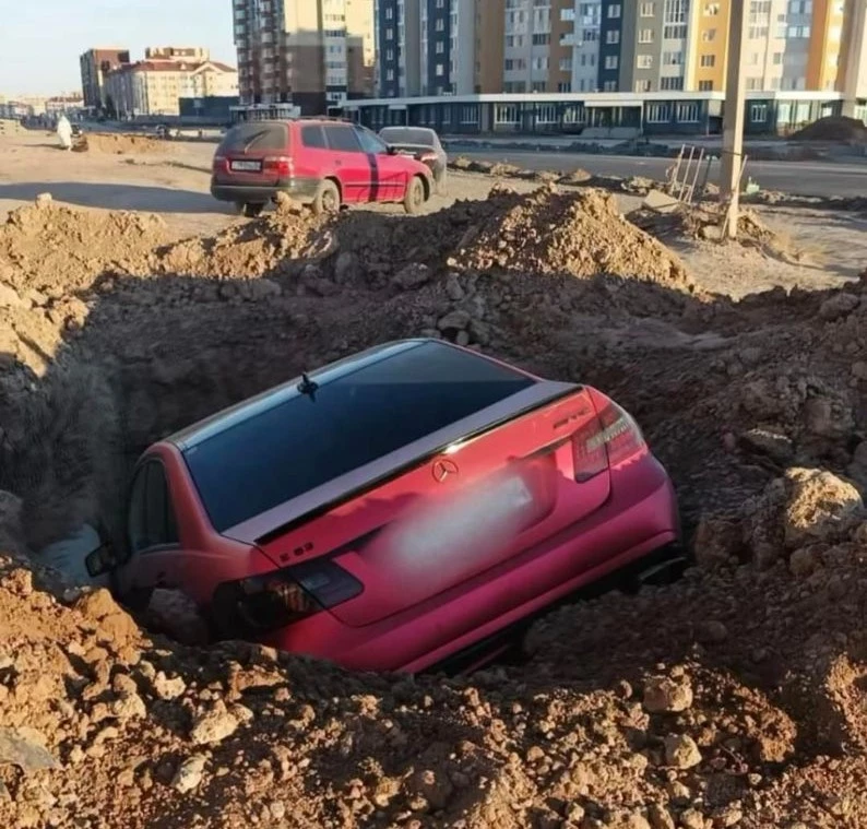 В Актобе пьяная женщина на машине упала в яму