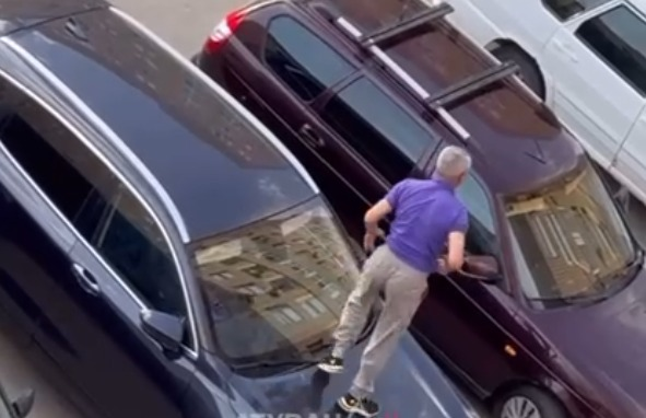 В Атырау пьяный мужчина залез на крышу EXEED и помял её