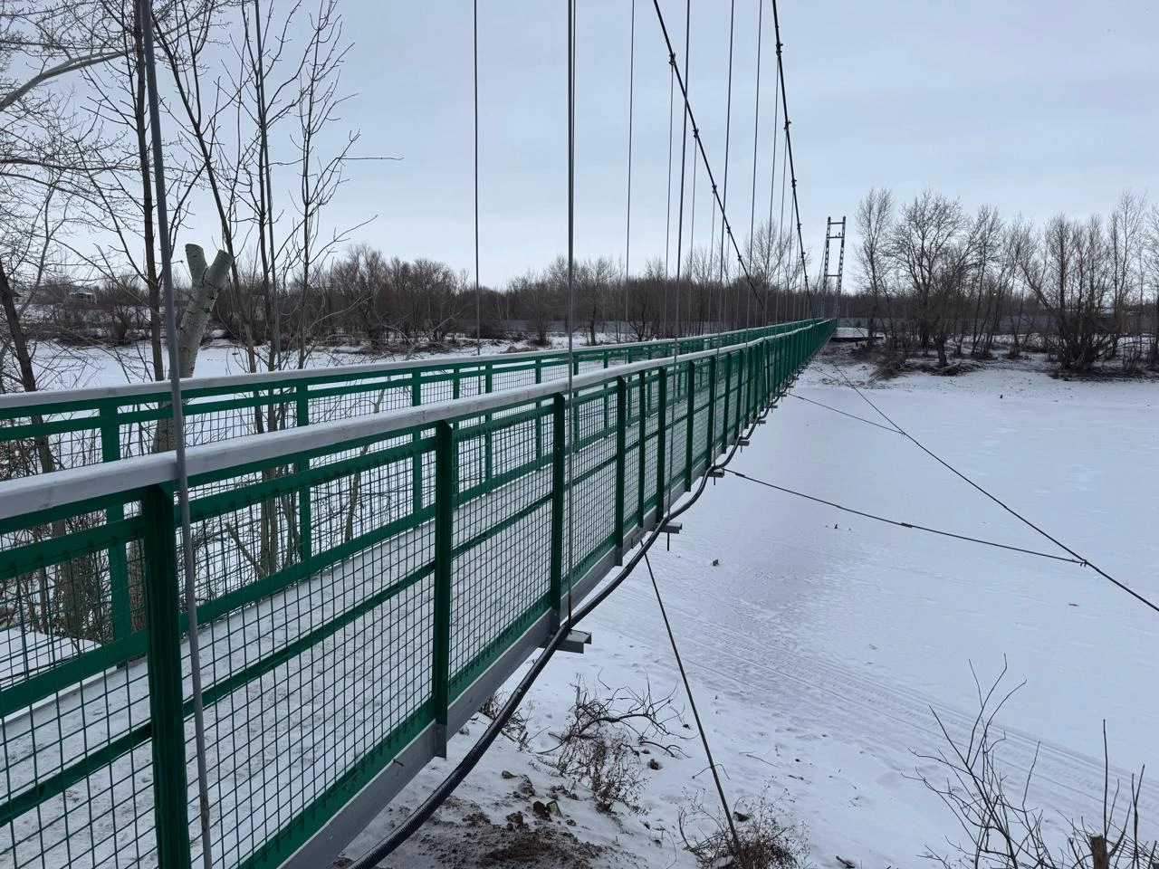 Пешеходный мост построили в Уральске