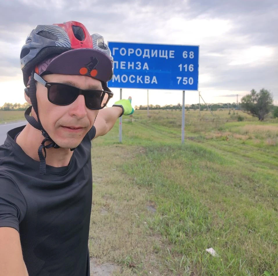 Житель Аксая отправился в Москву на велосипеде ради спасения маленькой девочки 📷