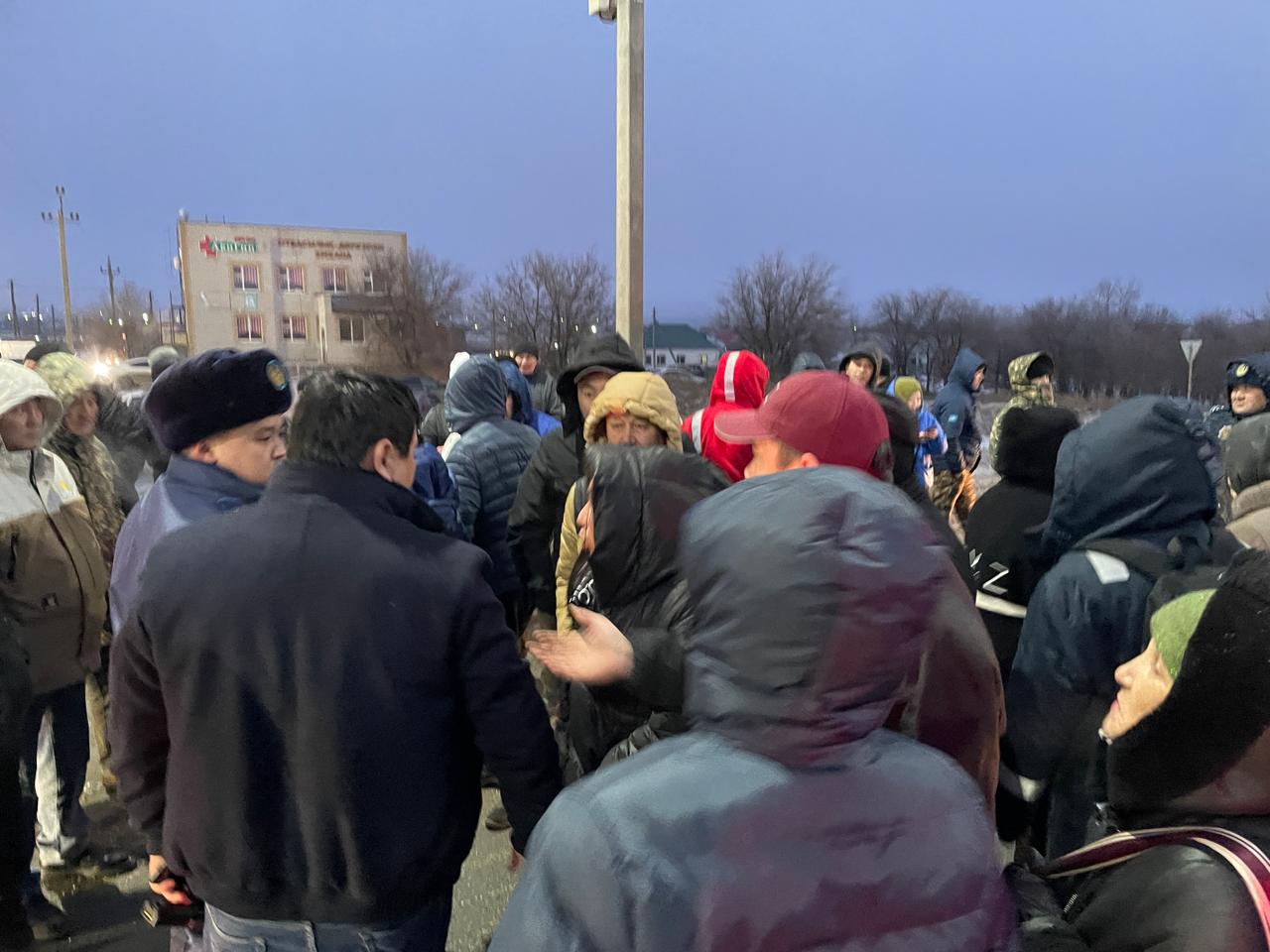 Более сотни жителей садового общества перекрыли дорогу в Уральске