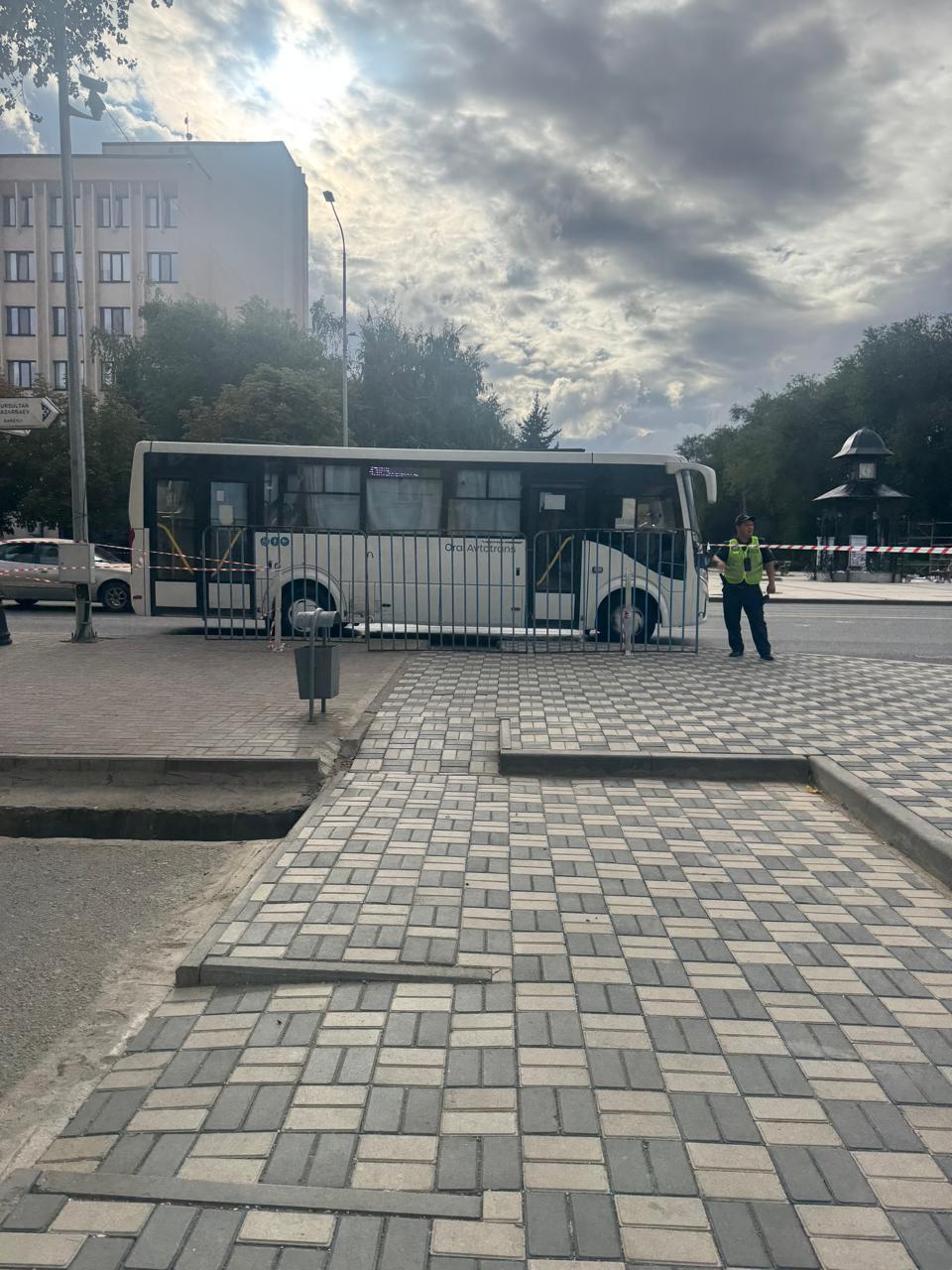«Зебру» убрали в центре Уральска: полицейским пришлось поставить решетки