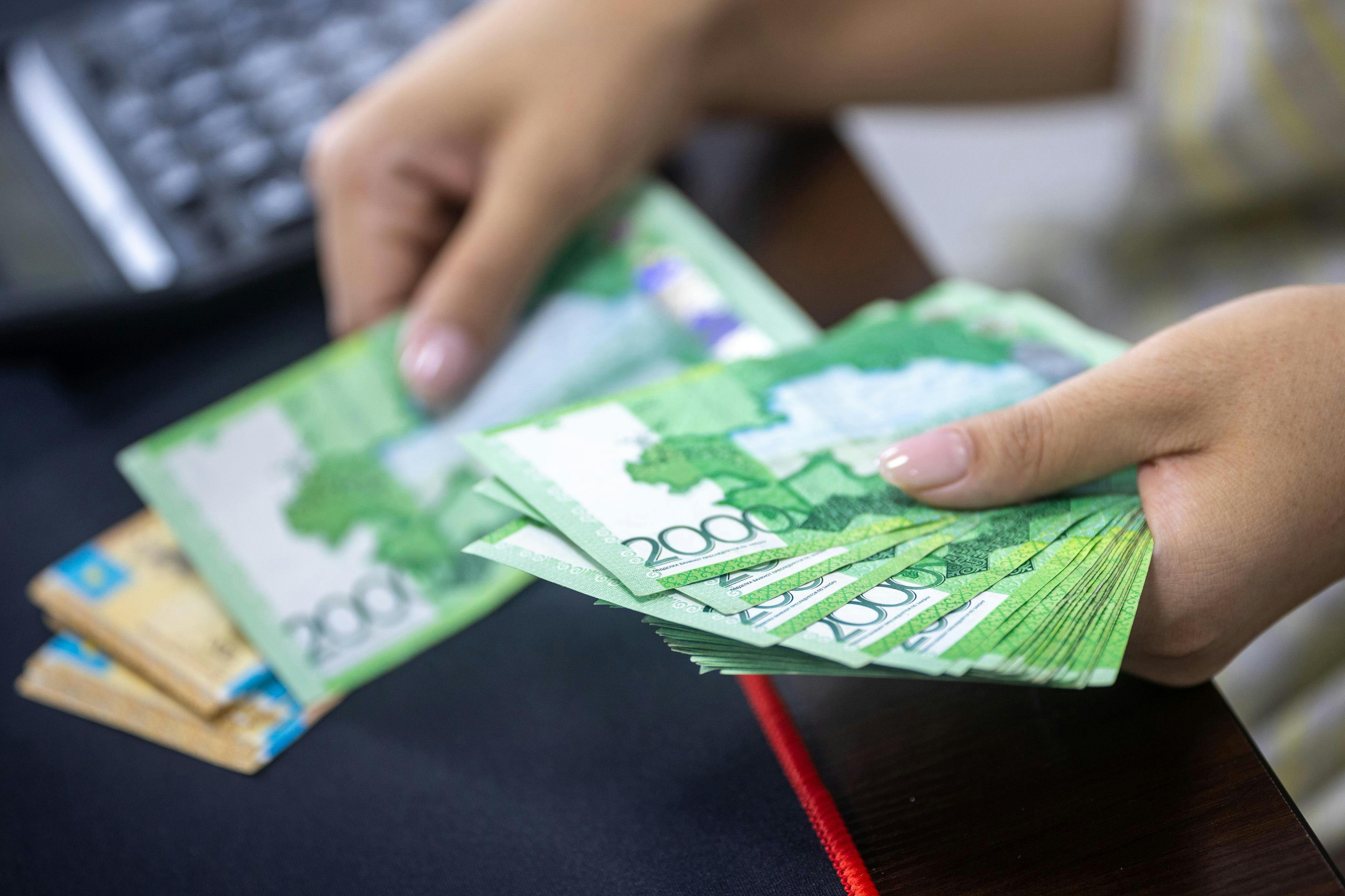 Министр Жакупова допустила в Казахстане почасовую оплату труда