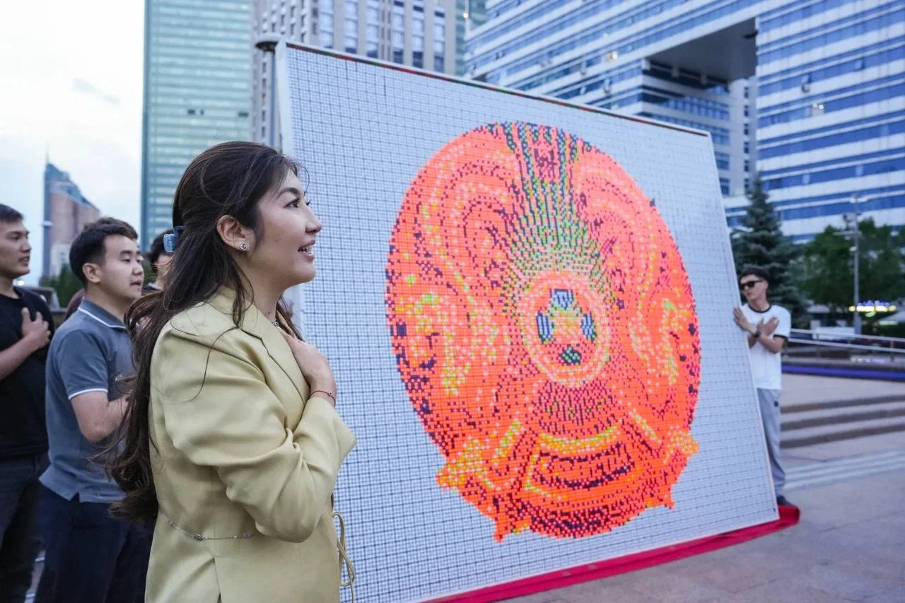 В центре Астаны собрали герб Казахстана из кубиков Рубика