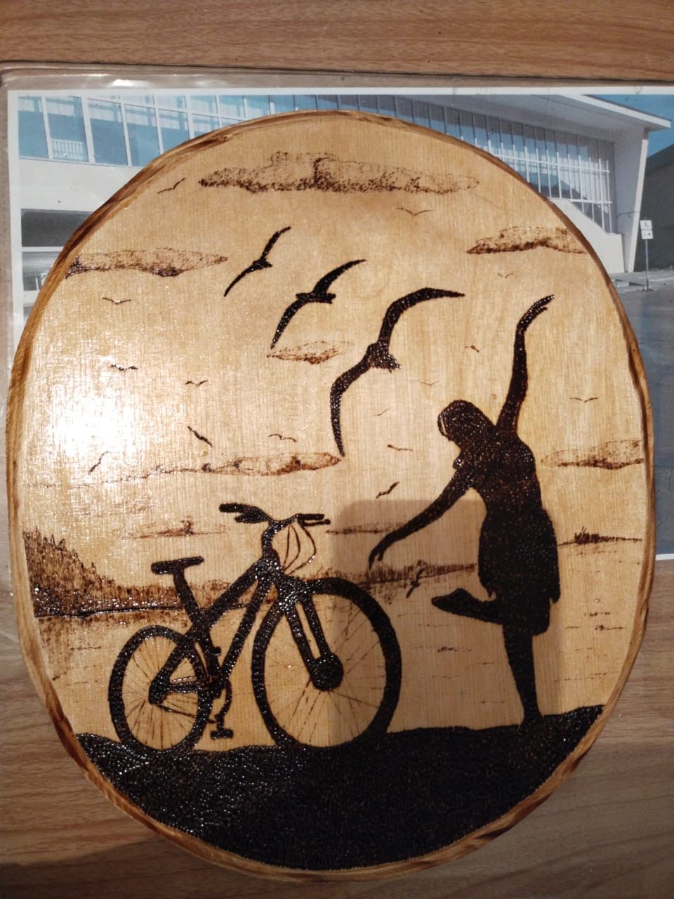 Пограничник из ЗКО делает поделки и дарит их школам и детсадам