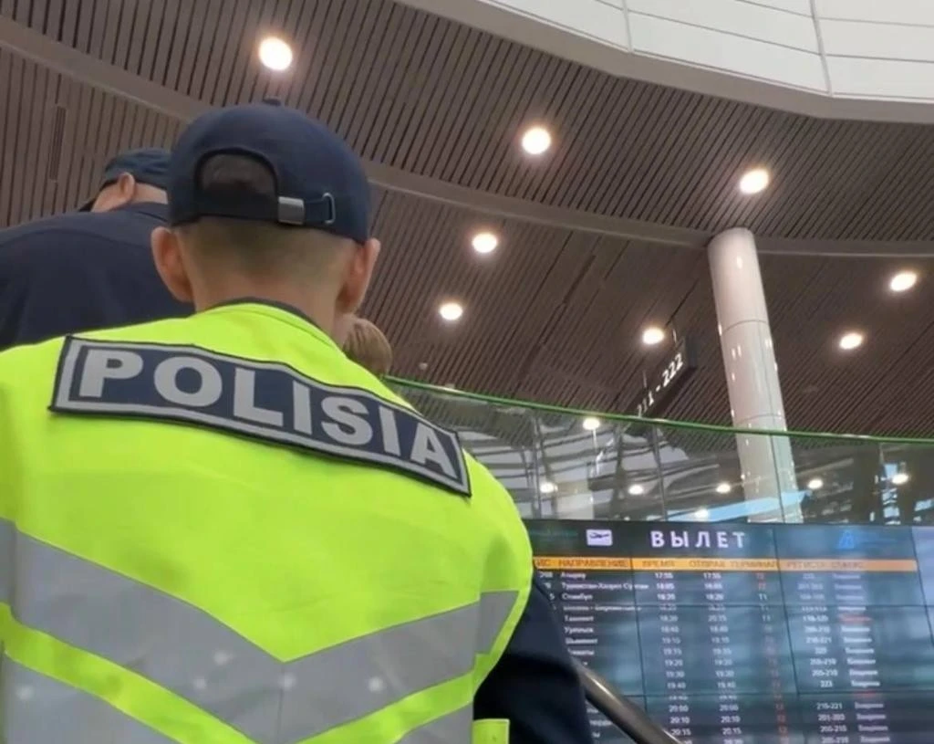 Жительницу Атырау сняли с рейса за дебош на борту