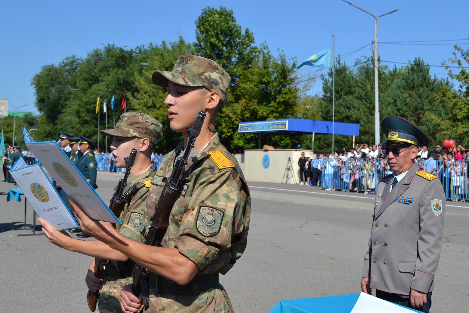 Оралда 200-ден астам жас сарбаз ант қабылдады