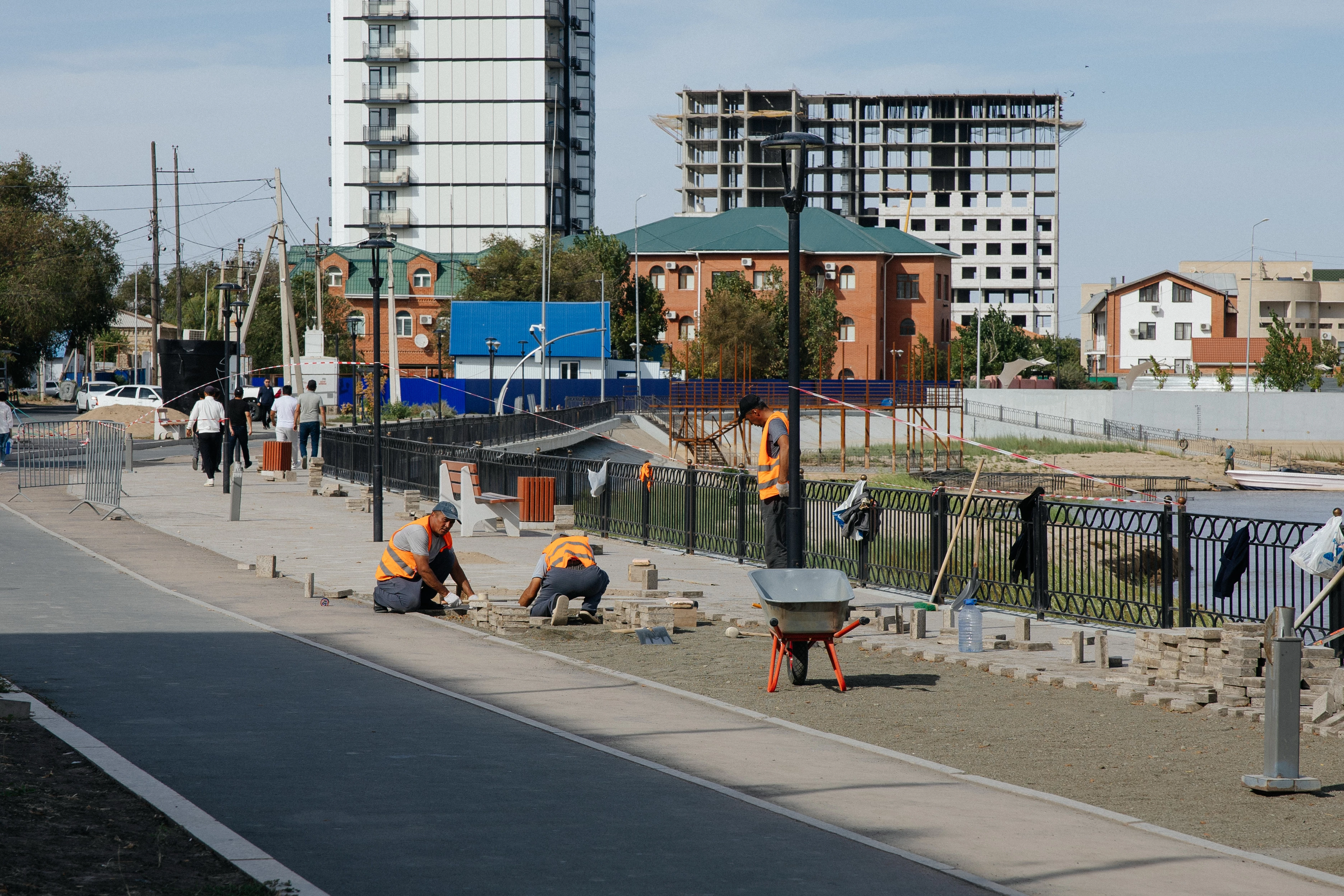 В Атырау восстанавливают поврежденную во время паводка набережную