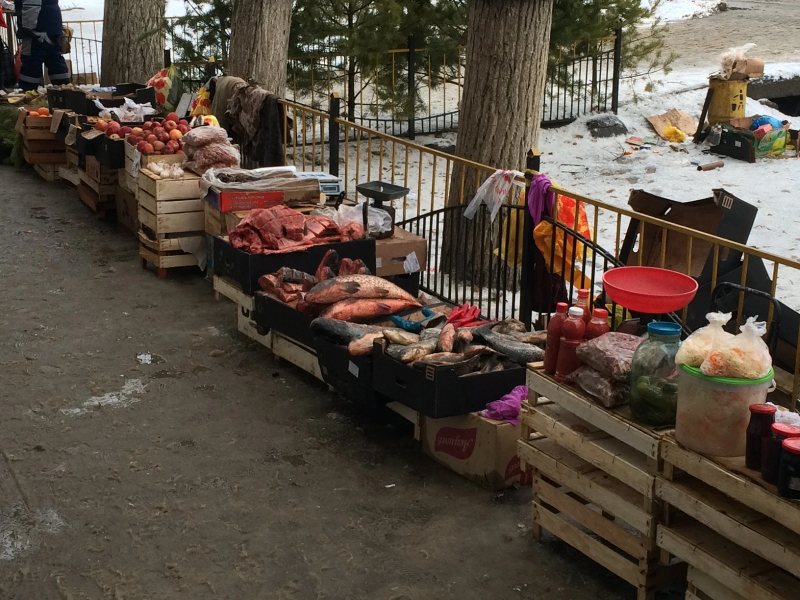 Стихийных торговцев отправляют на рынок на территории бывшего депо в Уральске