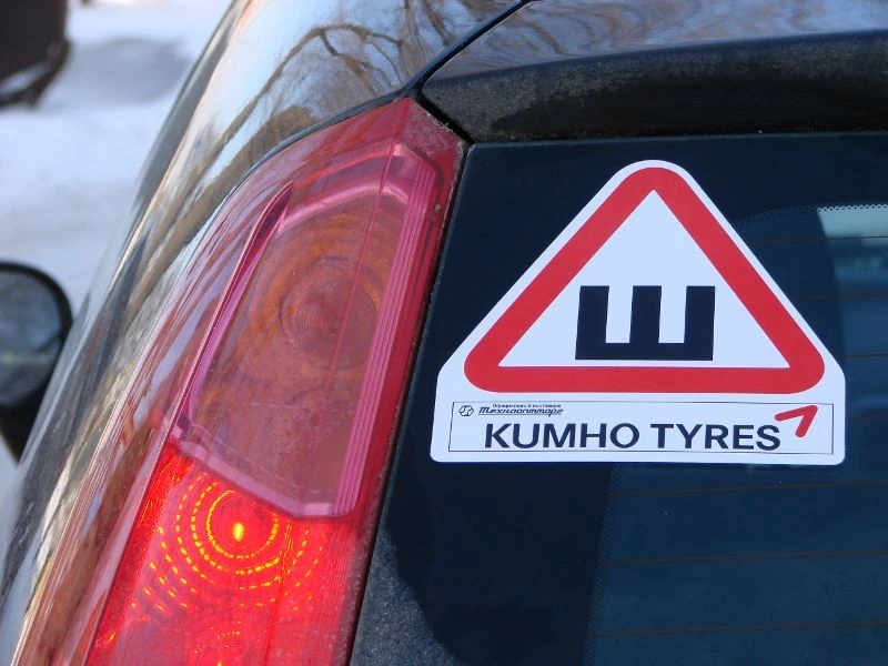 Нужна ли наклейка «Шипы» на авто и как выбрать б/у шипованные шины