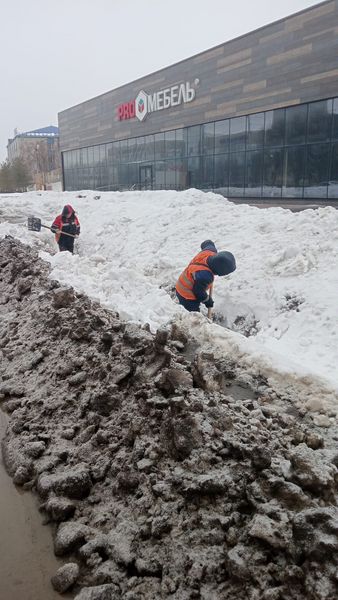 Оралда арықтарды қардан тазартып жатыр