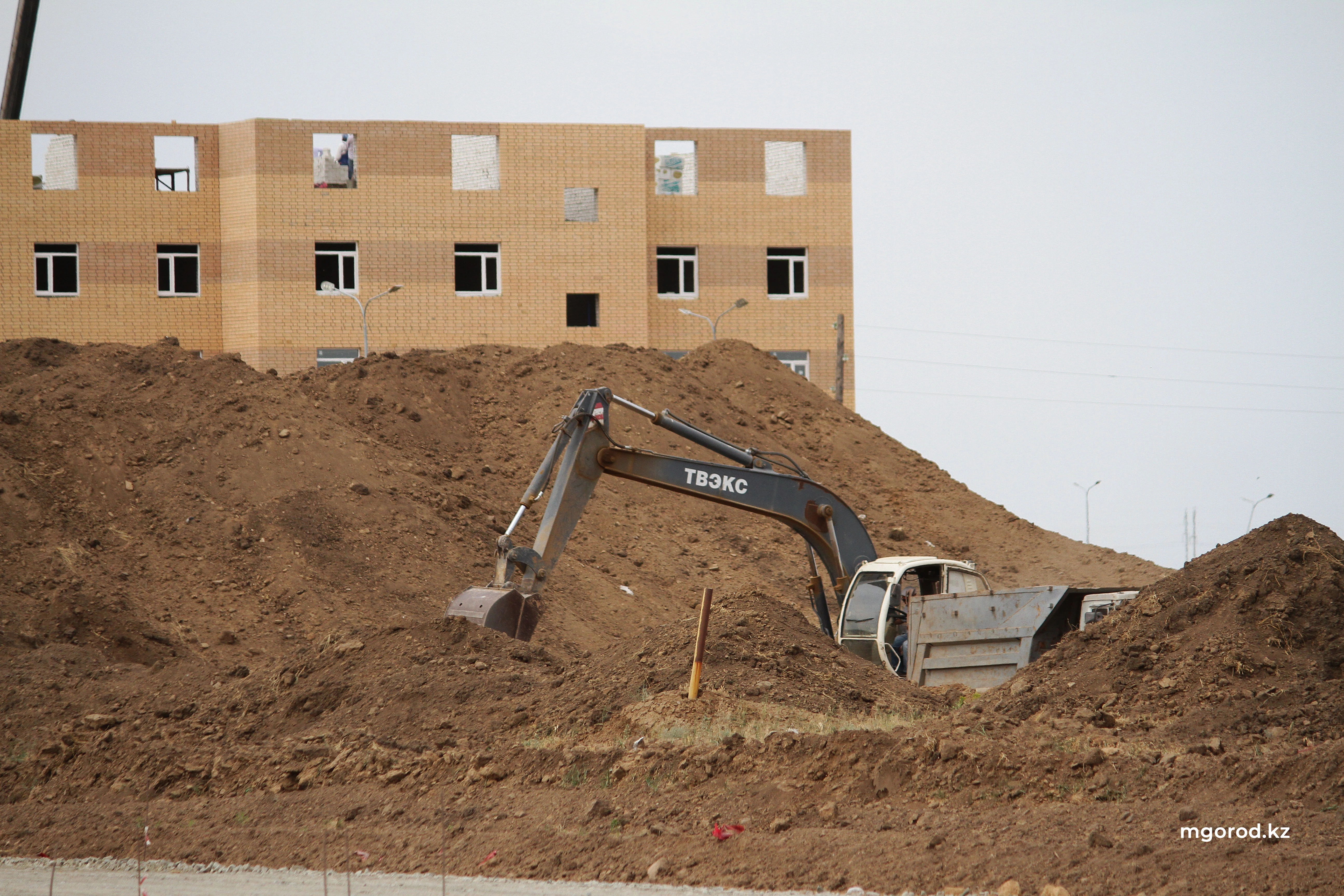 Двое рабочих упали с пятого этажа на стройке в Атырау