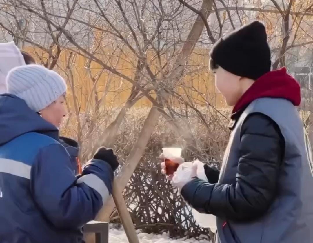 Студенты Уральска поработали за коммунальщиков и угостили их чаем