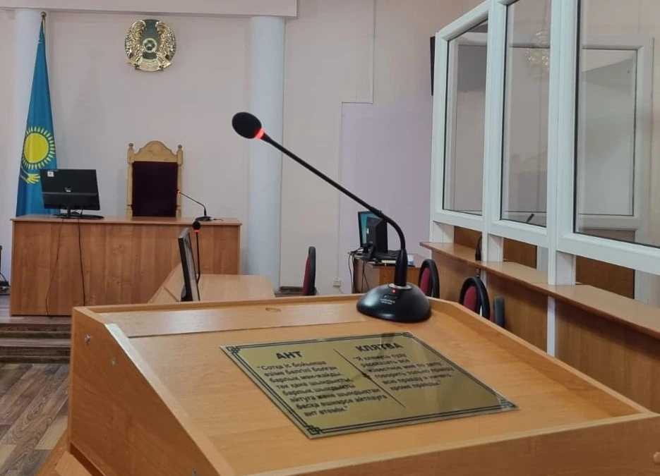 Сломали компьютер, микрофоны и выбили дверь: двух женщин осудили за порчу имущества суда в Атырау